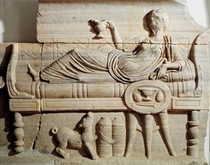 Detail van een sarcofaag die een vrouw afbeeldt die op een bank ligt door Roman